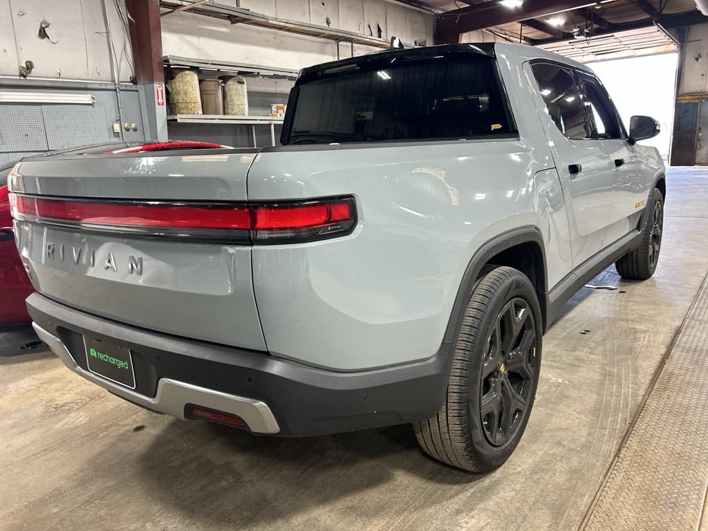 2022 Rivian R1T view 3