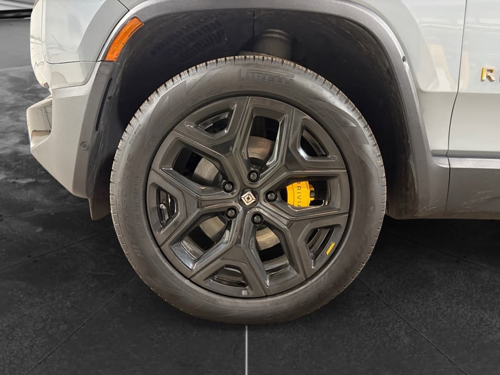 2022 Rivian R1T view 32