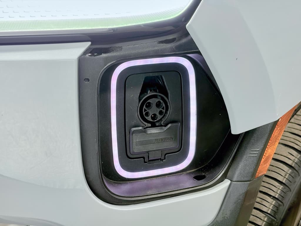 2022 Rivian R1T view 6