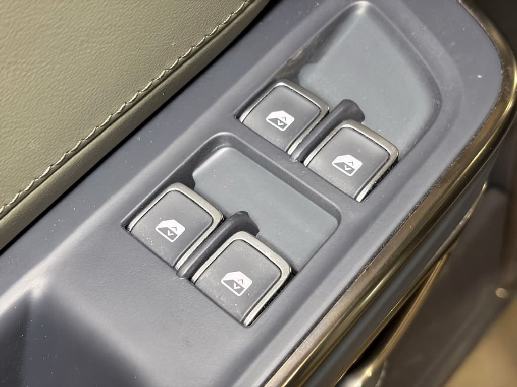 2022 Rivian R1T view 8