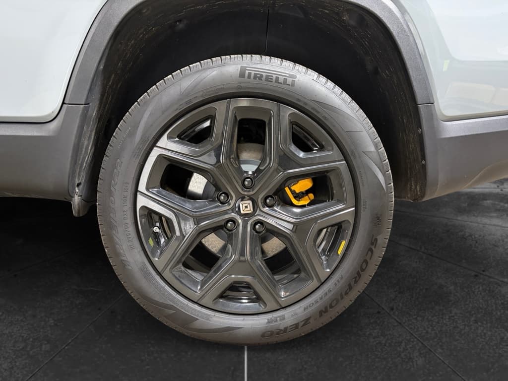 2022 Rivian R1T view 34