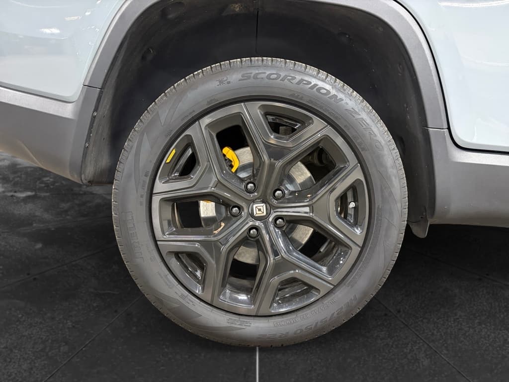 2022 Rivian R1T view 38