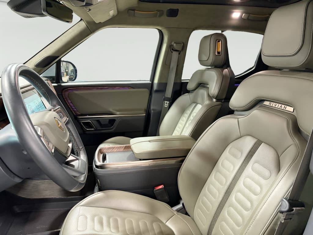 2022 Rivian R1T view 18