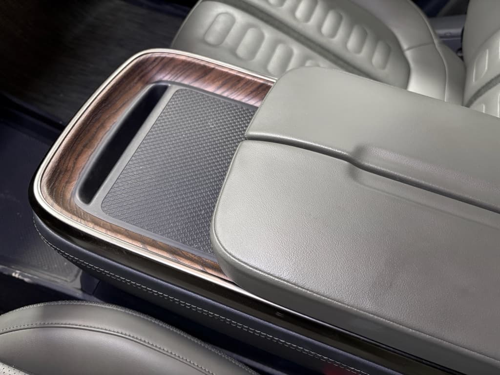 2022 Rivian R1T view 20