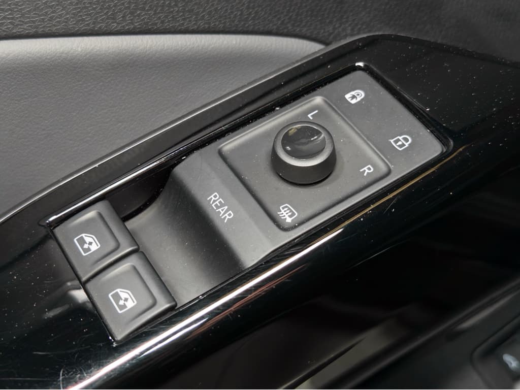 2023 Volkswagen ID.4 view 7