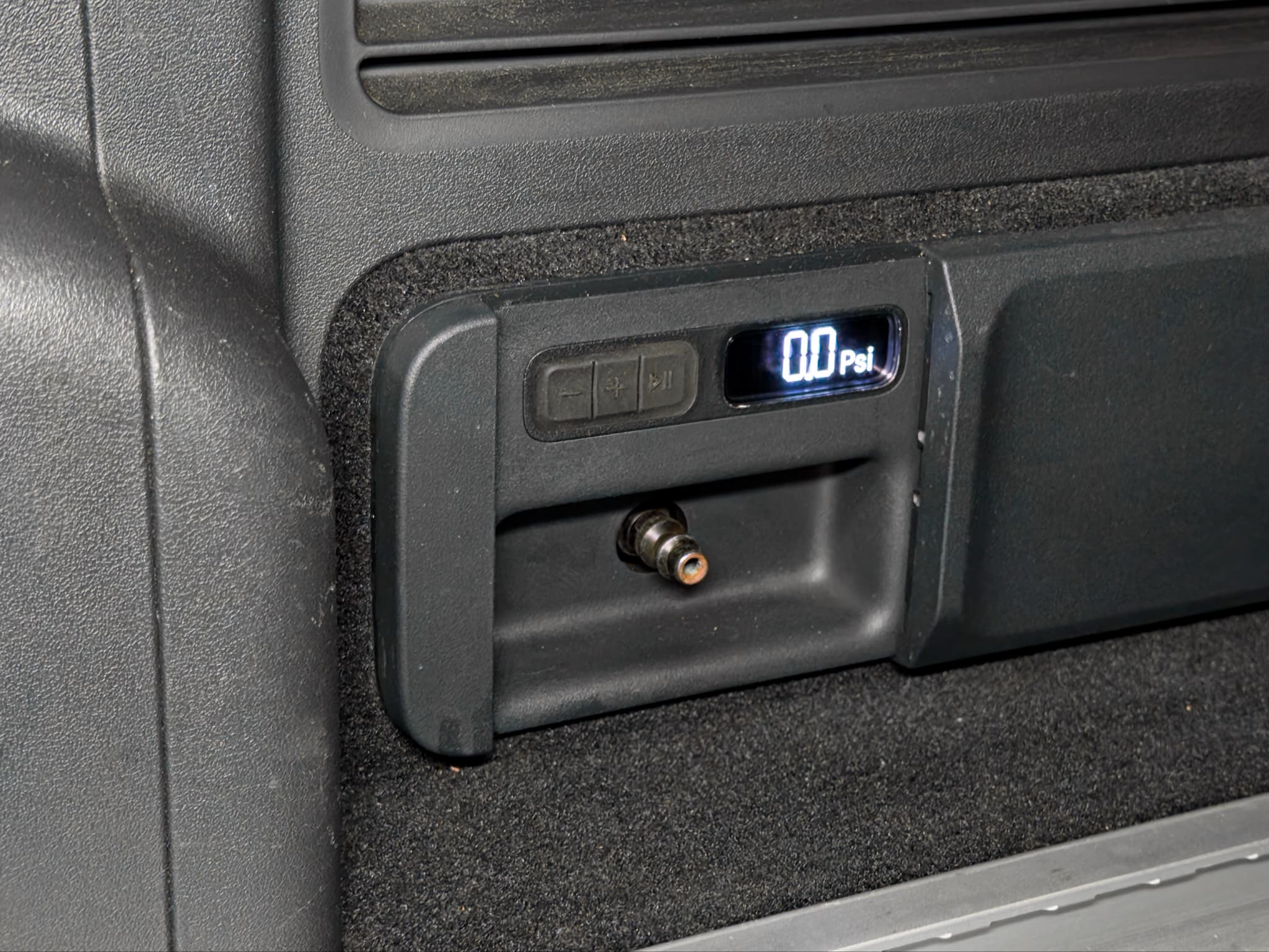 2023 Rivian R1S view 29