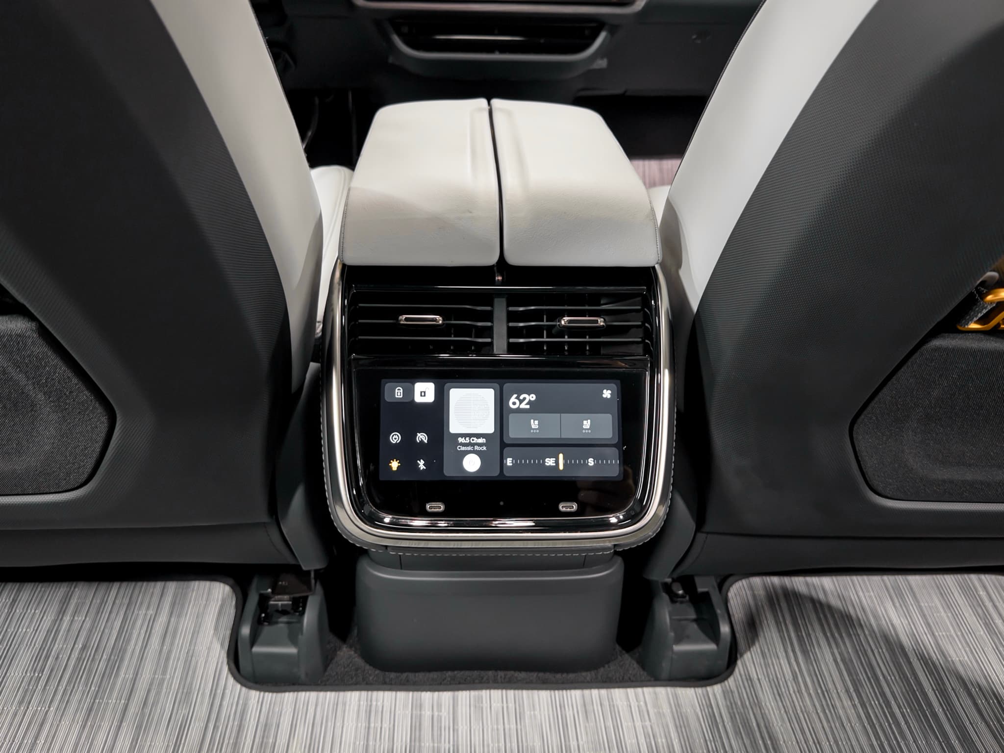 2023 Rivian R1S view 21