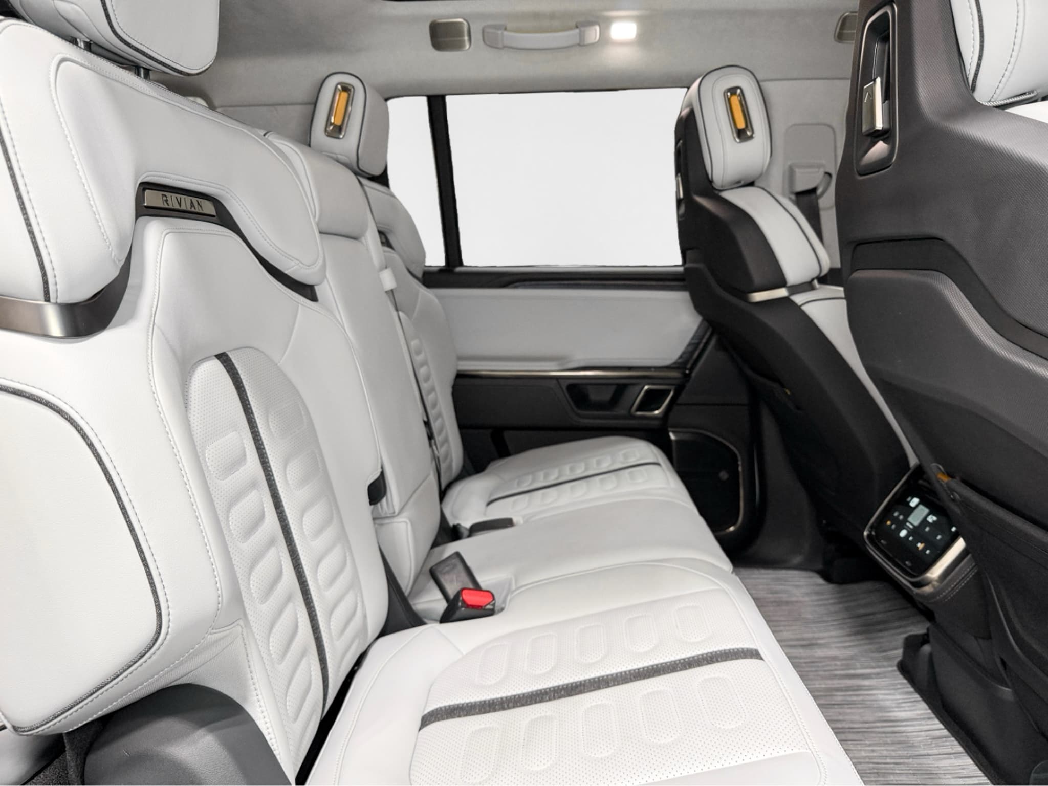 2023 Rivian R1S view 22