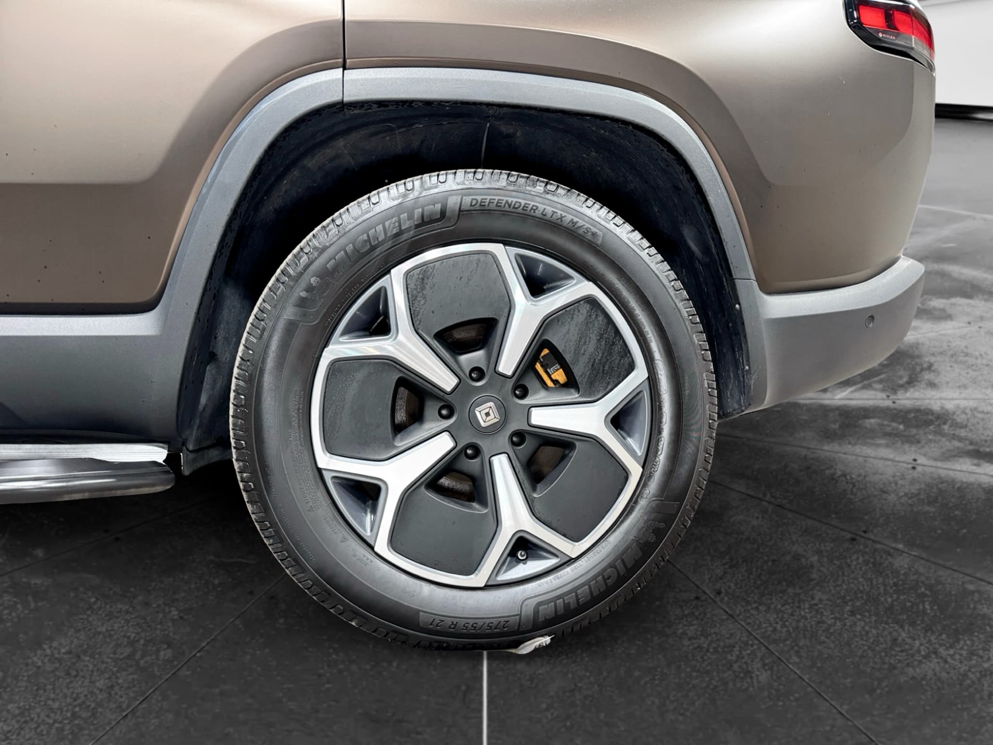 2023 Rivian R1S view 37