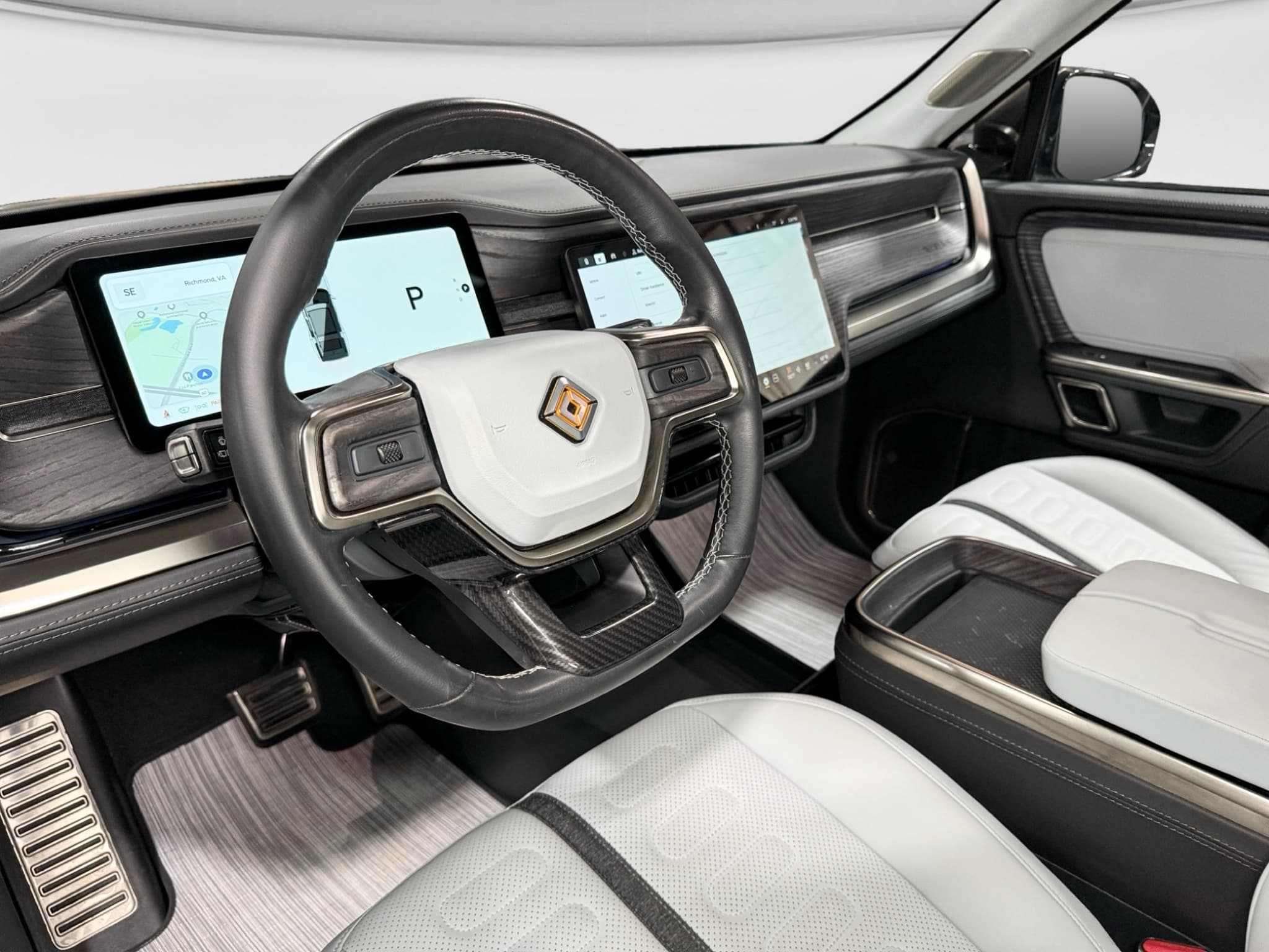 2023 Rivian R1S view 18