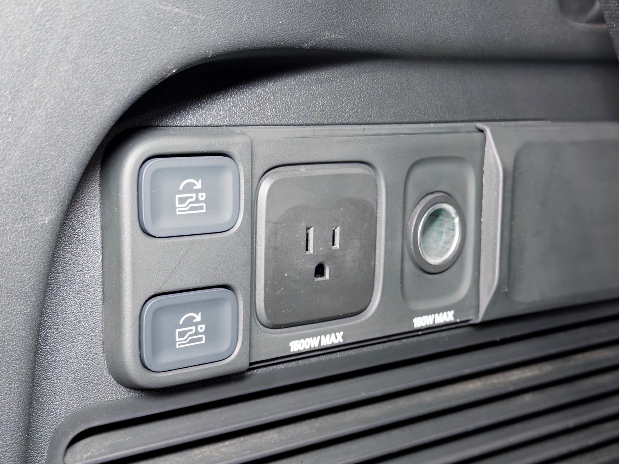 2023 Rivian R1S view 28