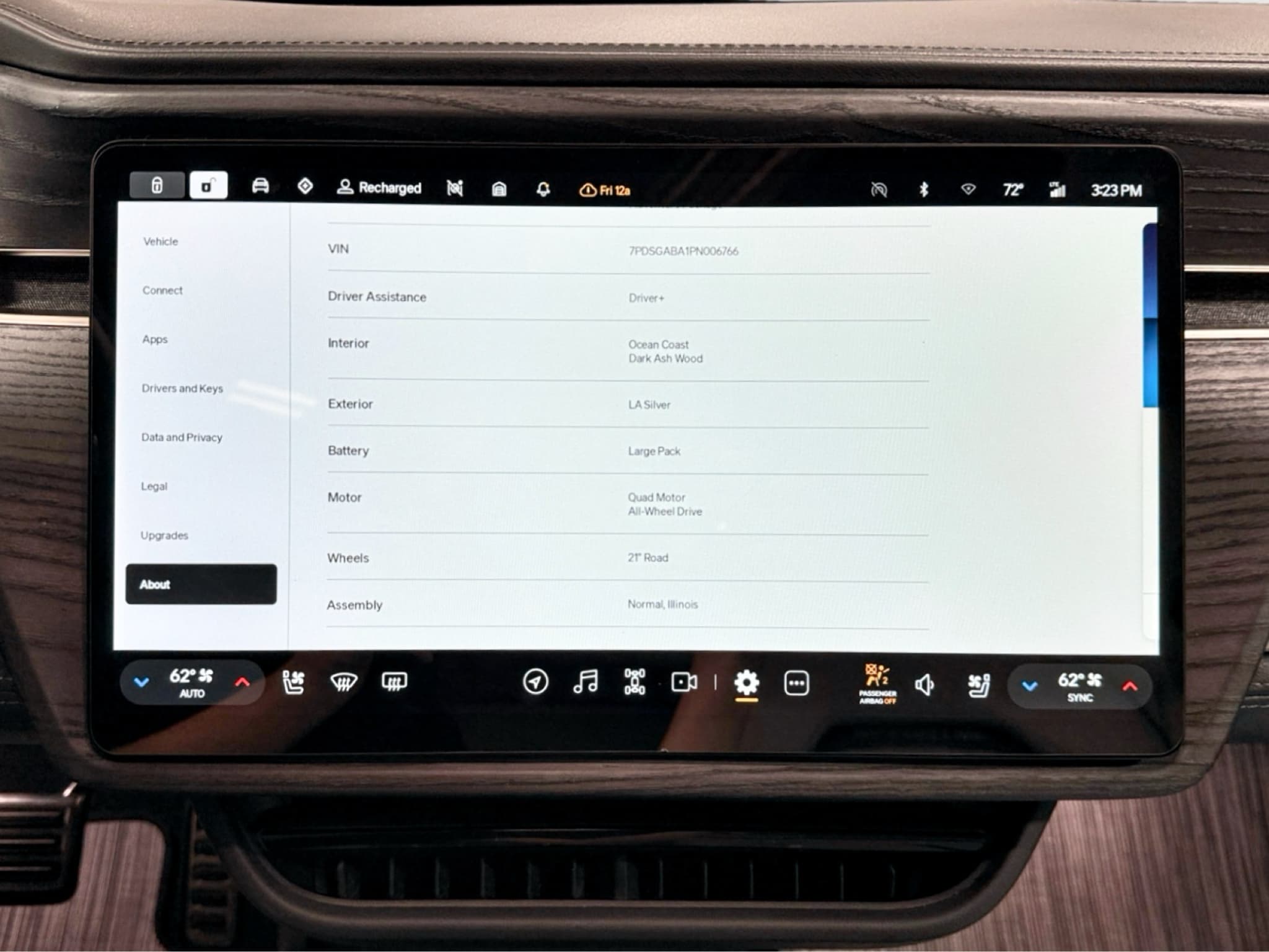 2023 Rivian R1S view 14