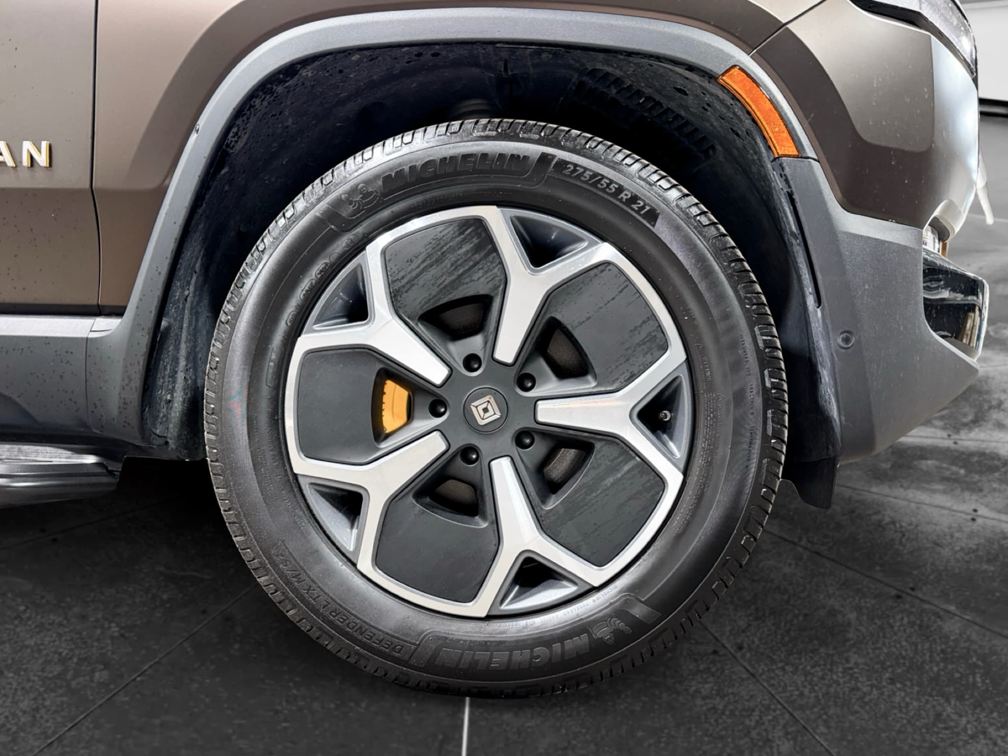 2023 Rivian R1S view 35