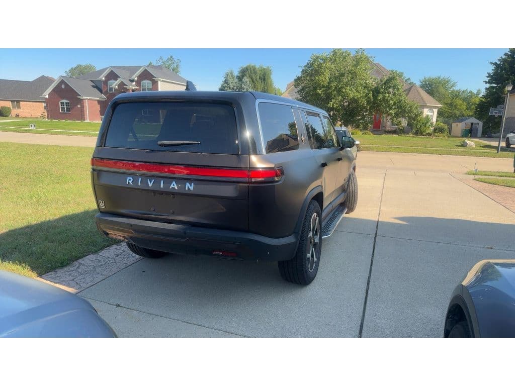 2023 Rivian R1S view 3
