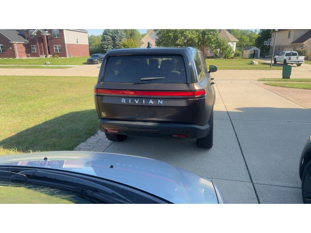 2023 Rivian R1S view 4