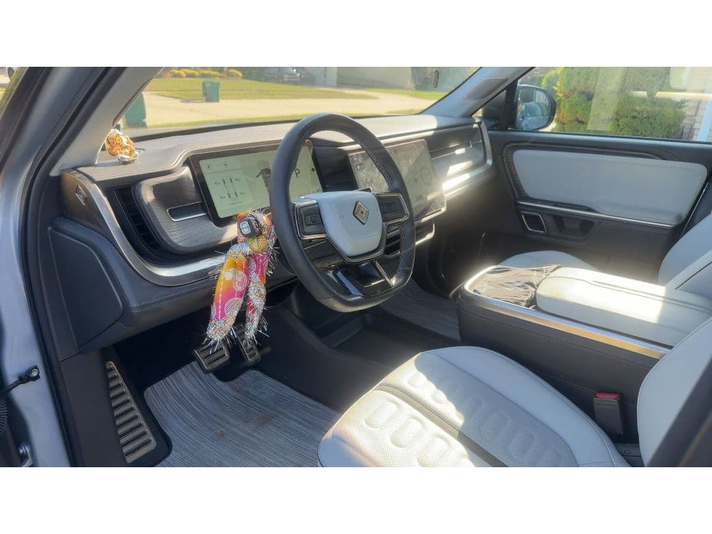 2023 Rivian R1S view 6