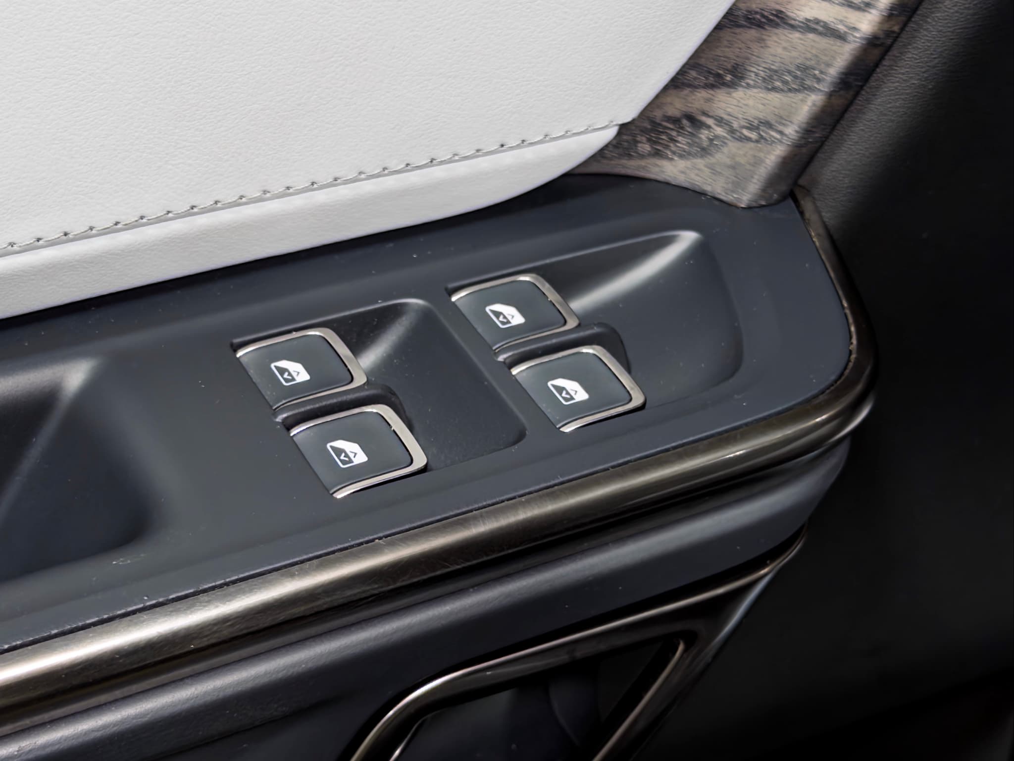 2023 Rivian R1S view 7