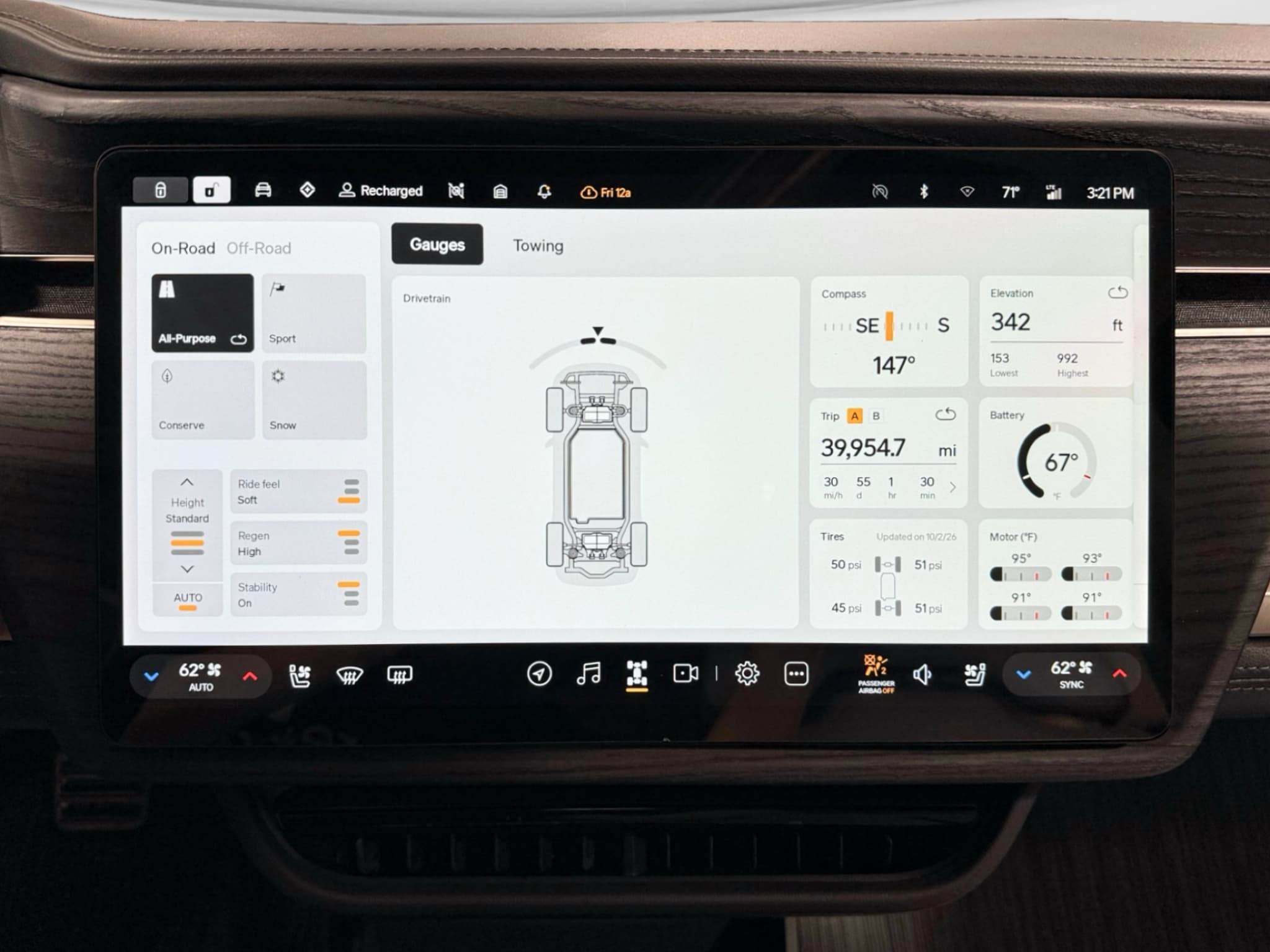 2023 Rivian R1S view 12