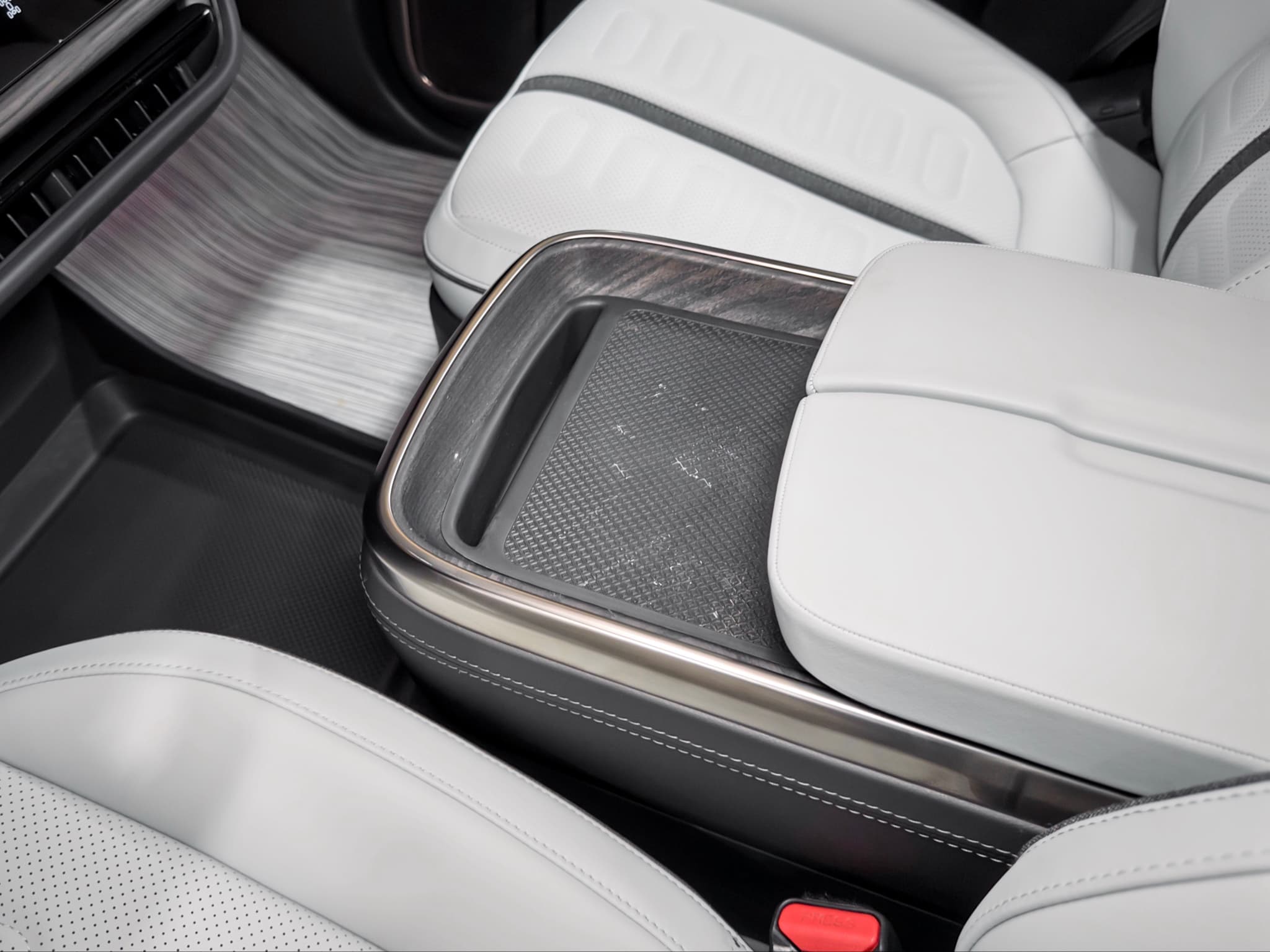 2023 Rivian R1S view 19