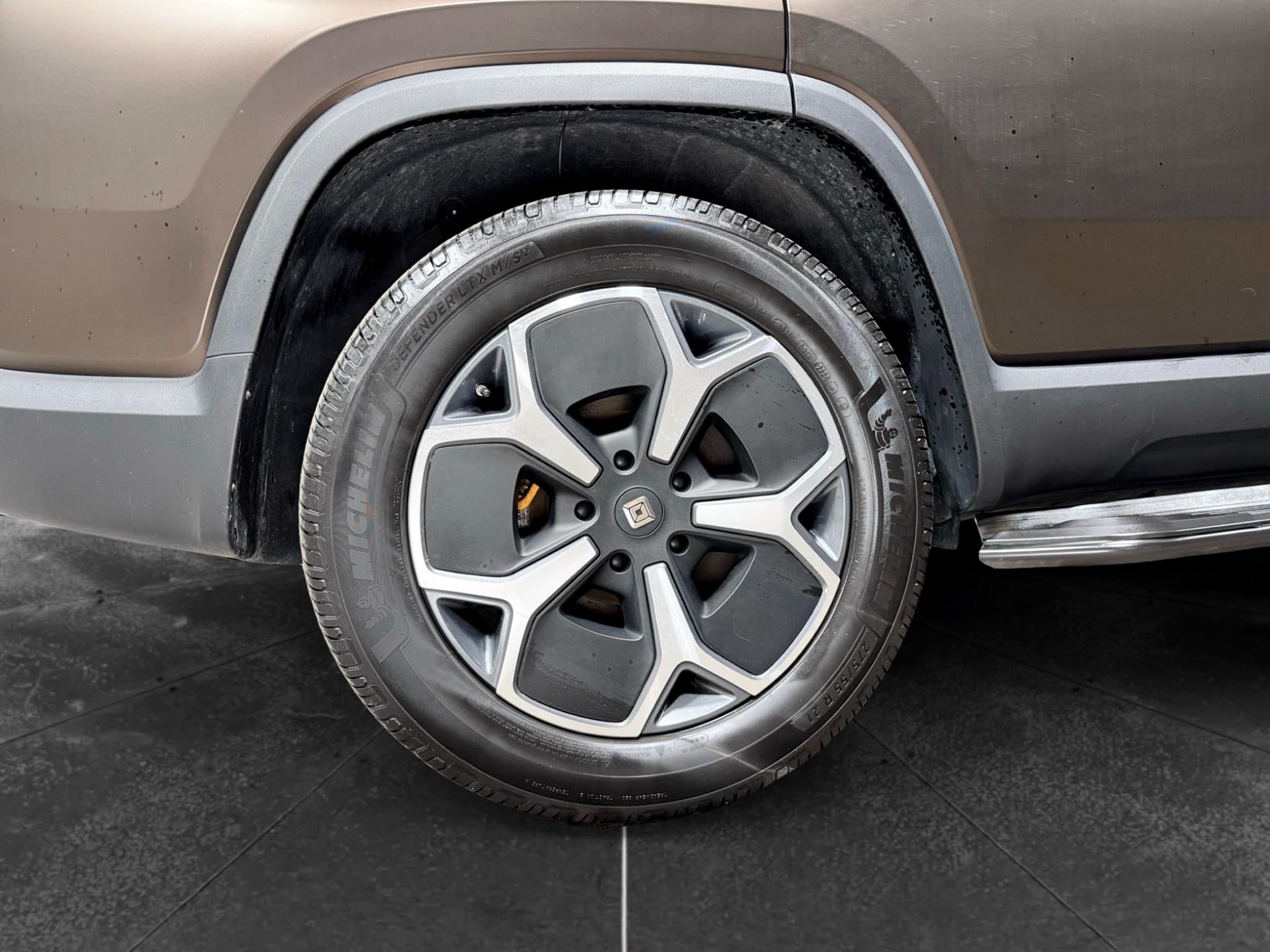 2023 Rivian R1S view 39