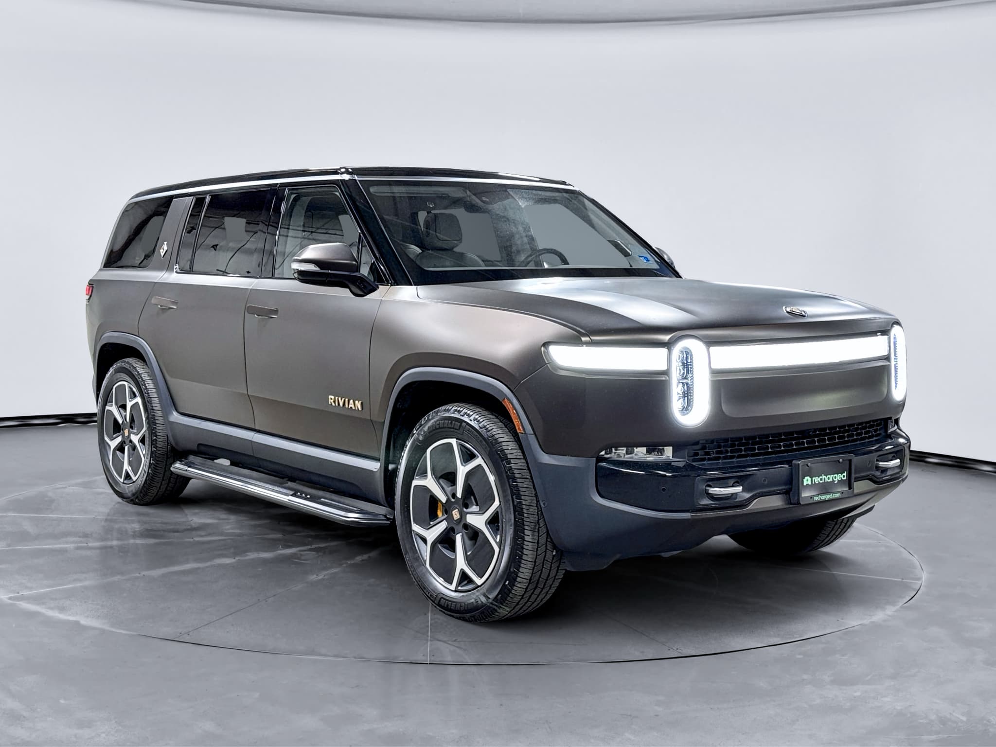2023 Rivian R1S view 4