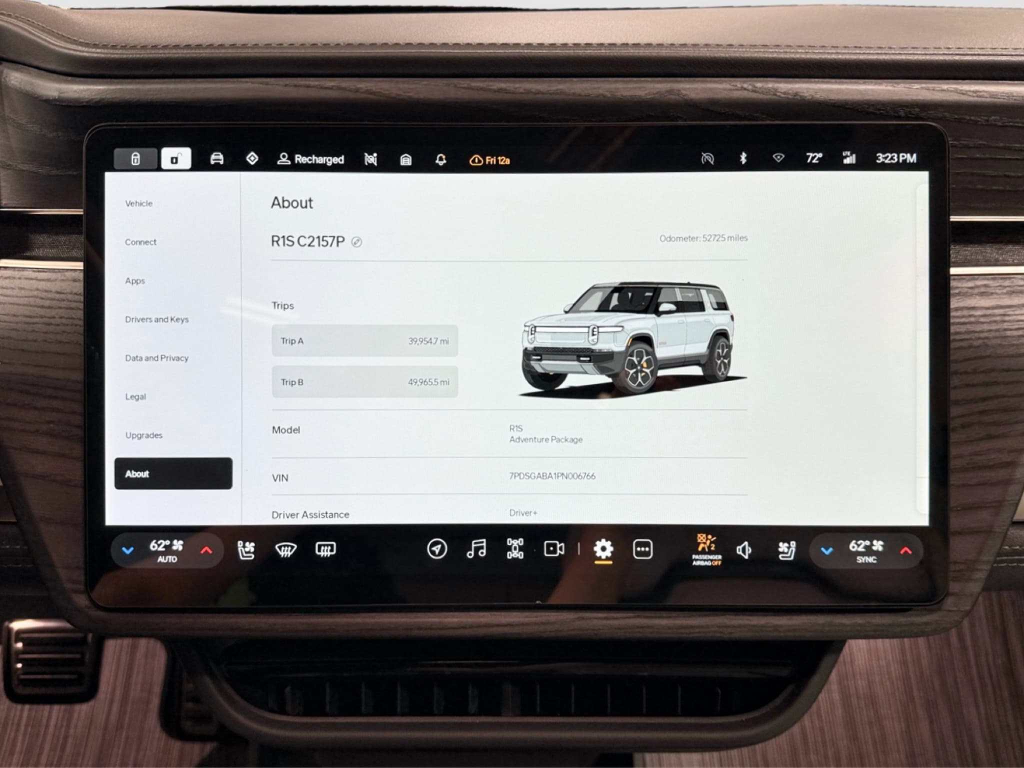 2023 Rivian R1S view 13
