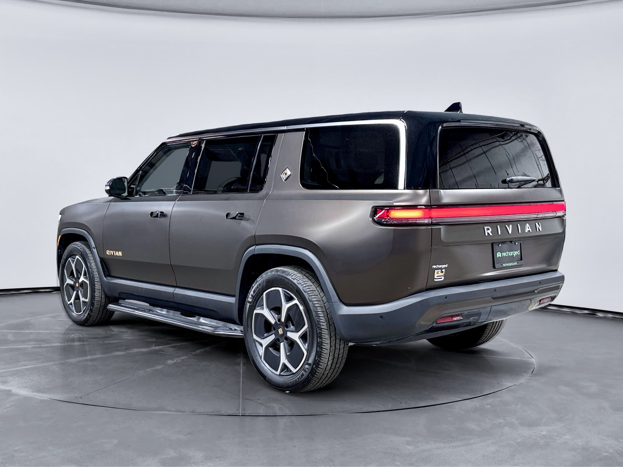 2023 Rivian R1S view 2