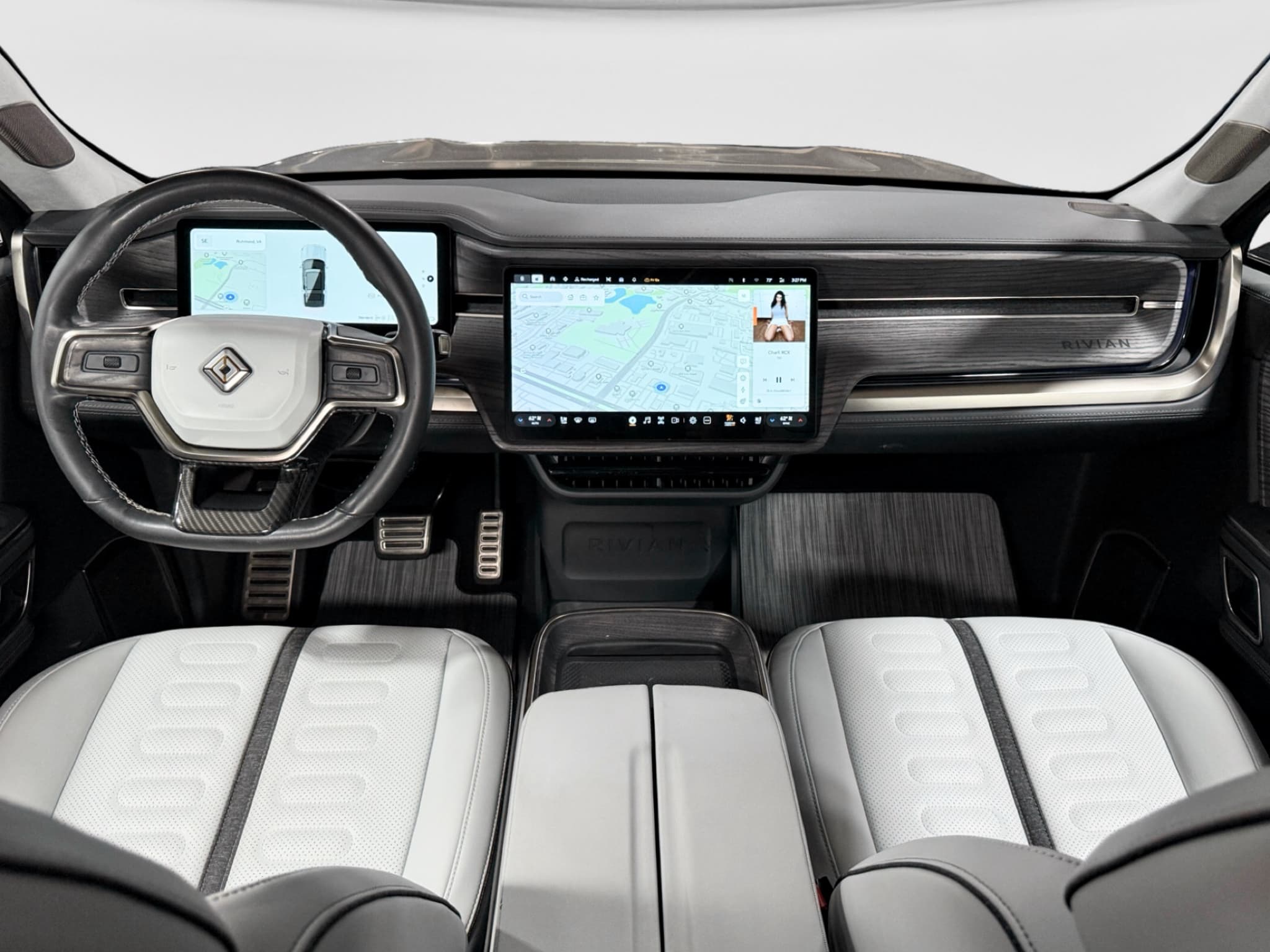 2023 Rivian R1S view 16