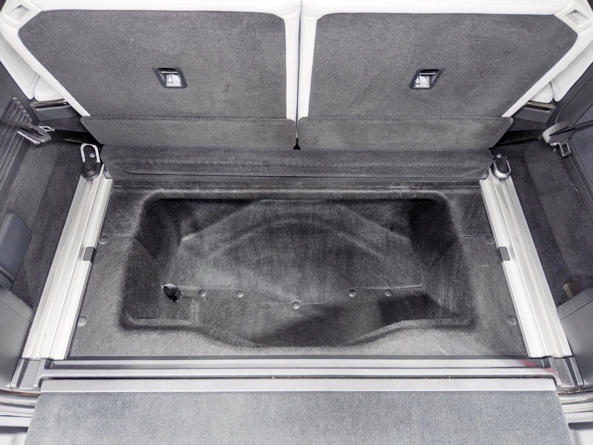 2023 Rivian R1S view 30