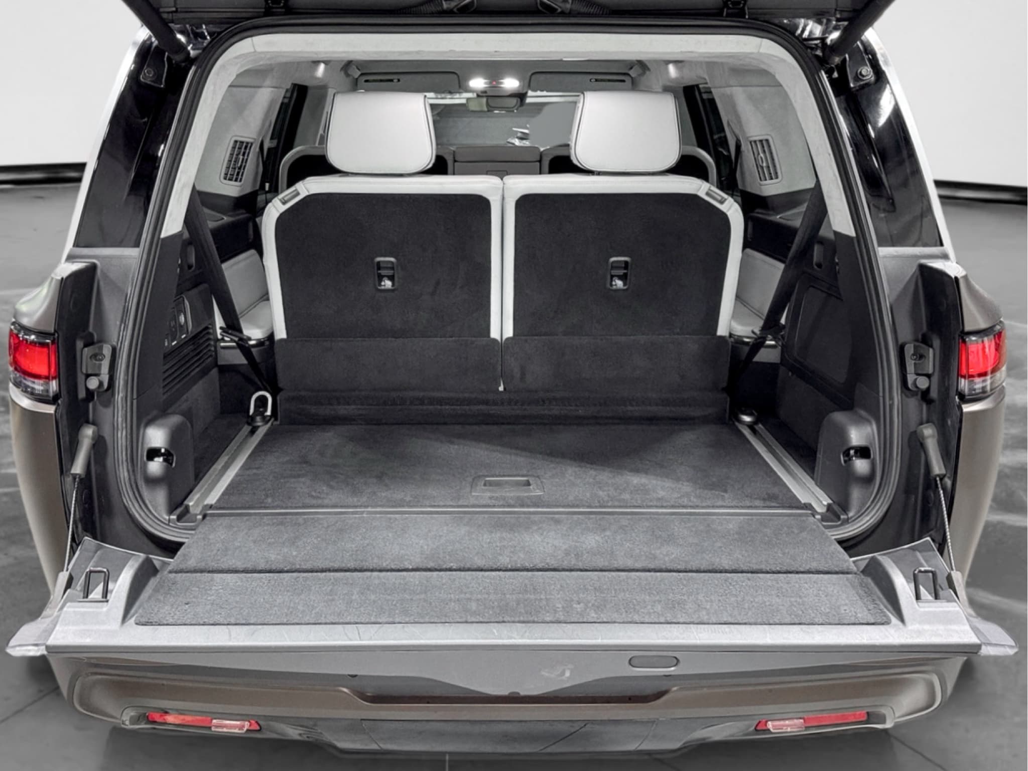 2023 Rivian R1S view 27