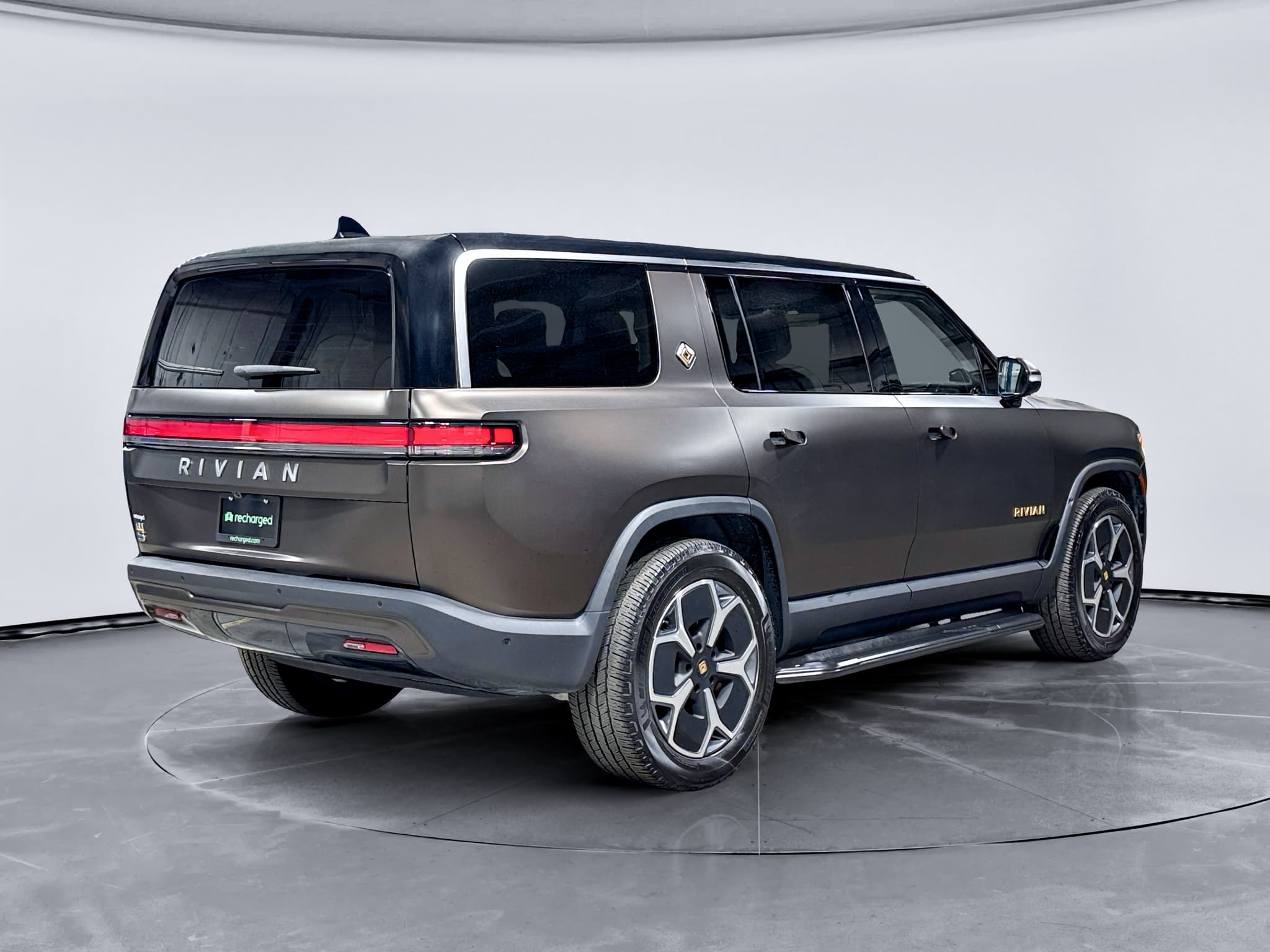 2023 Rivian R1S view 3