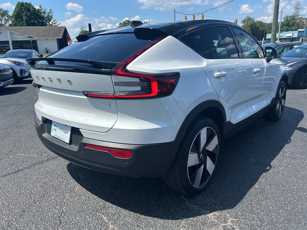 2022 Volvo C40 view 3