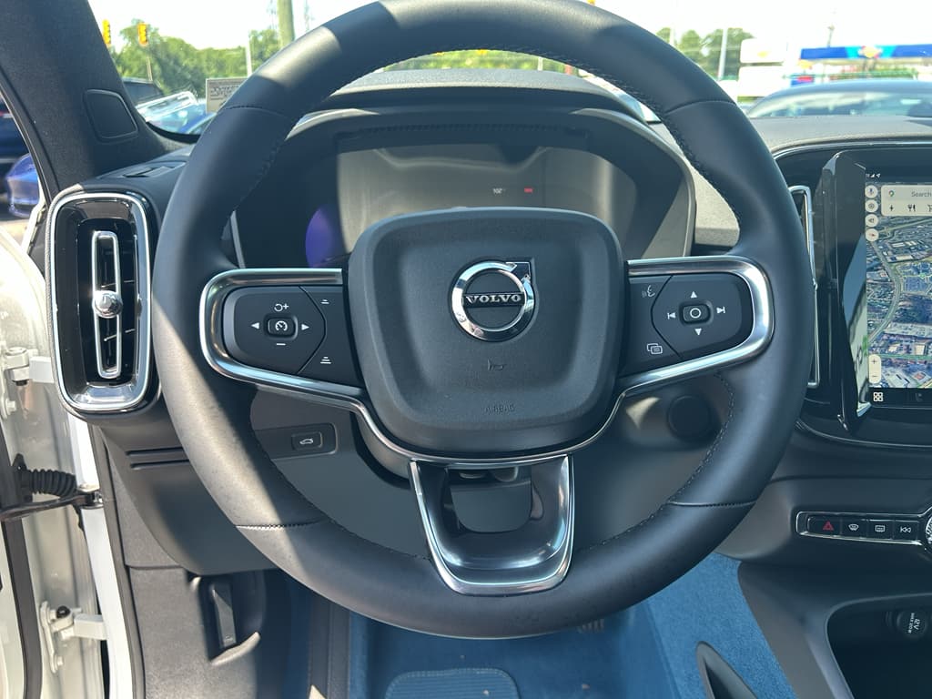 2022 Volvo C40 view 8