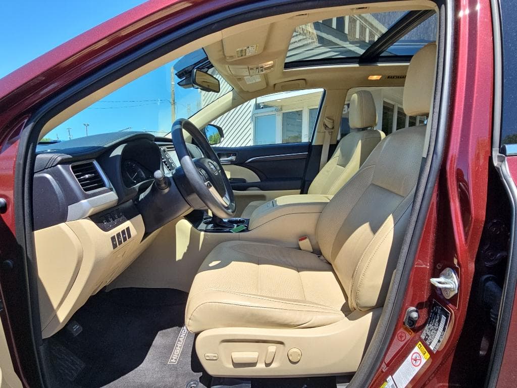2015 Toyota Highlander view 4