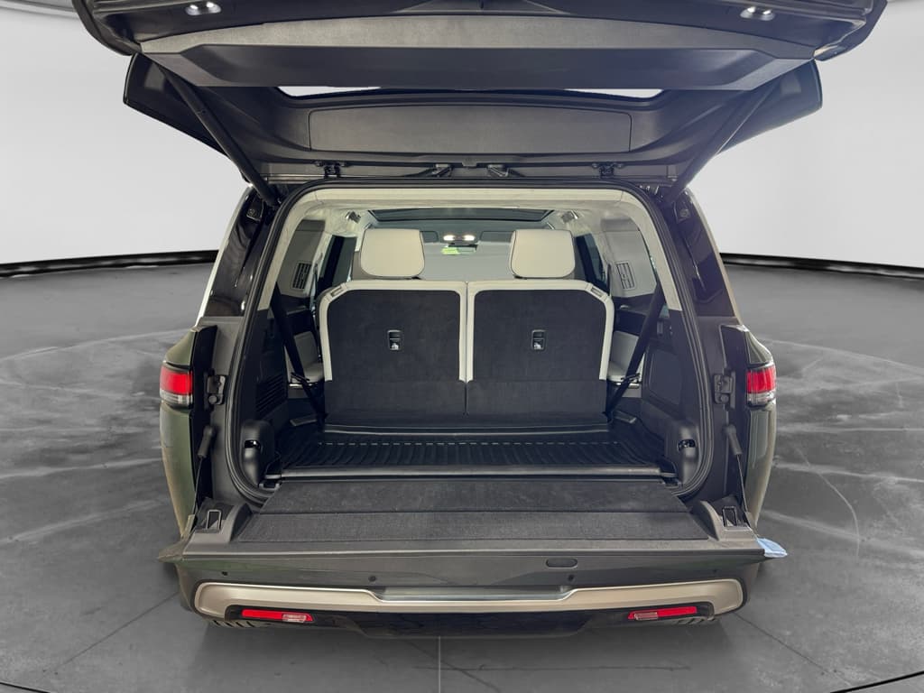 2023 Rivian R1S view 26