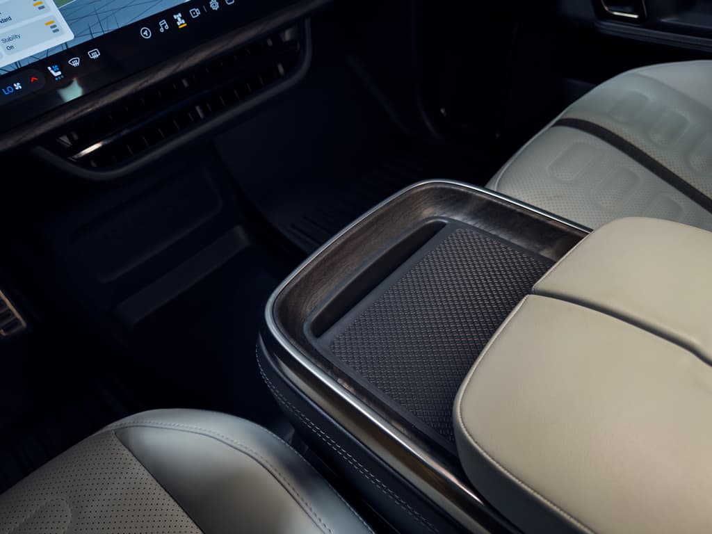 2023 Rivian R1S view 18
