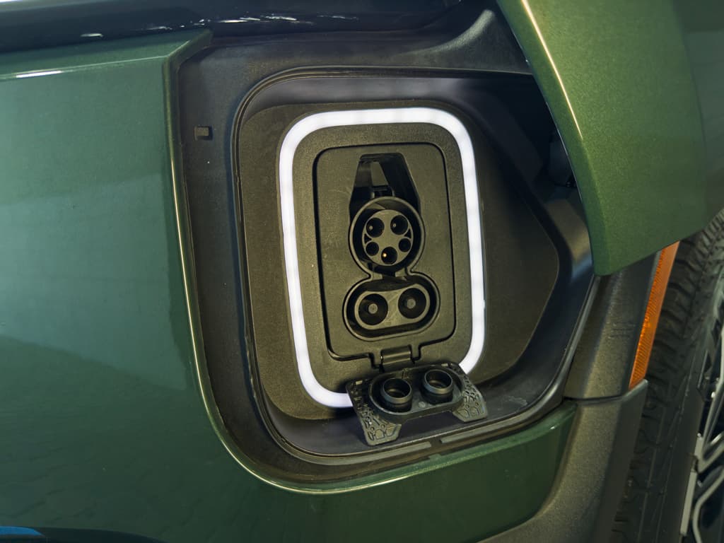 2023 Rivian R1S view 5