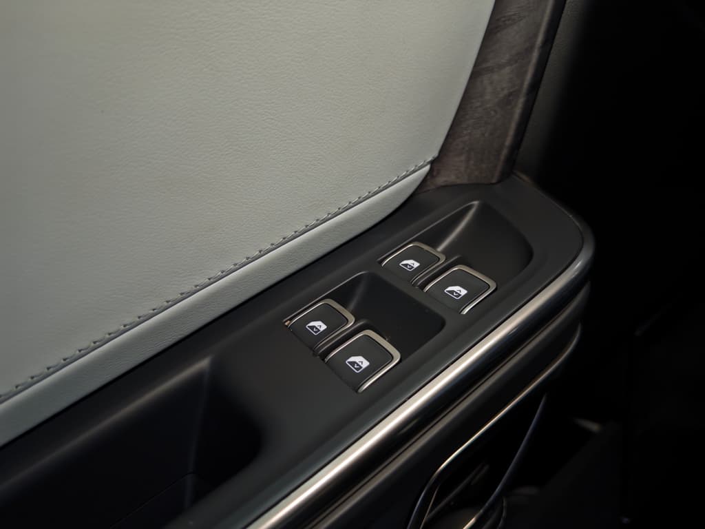 2023 Rivian R1S view 7