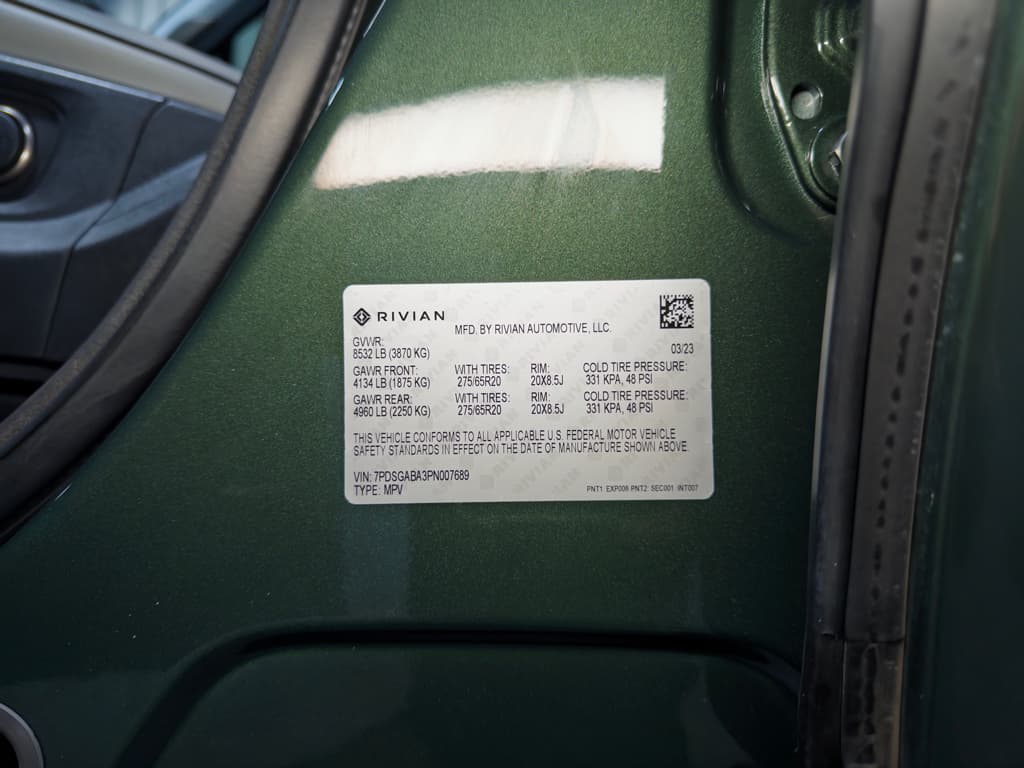 2023 Rivian R1S view 29