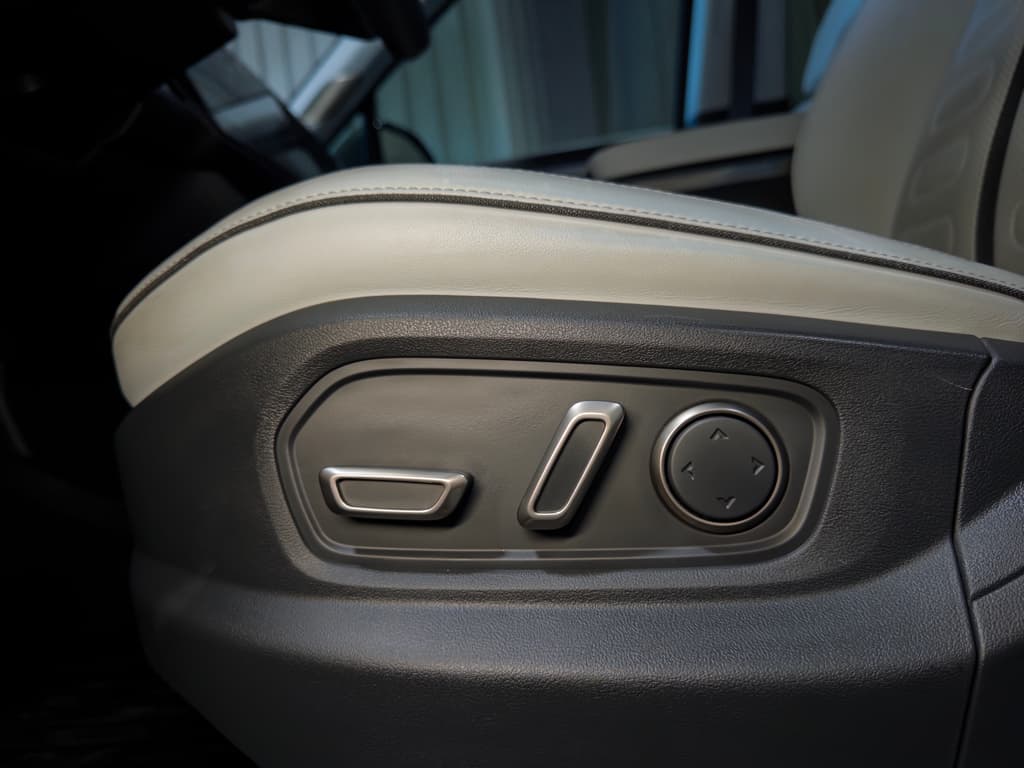 2023 Rivian R1S view 6