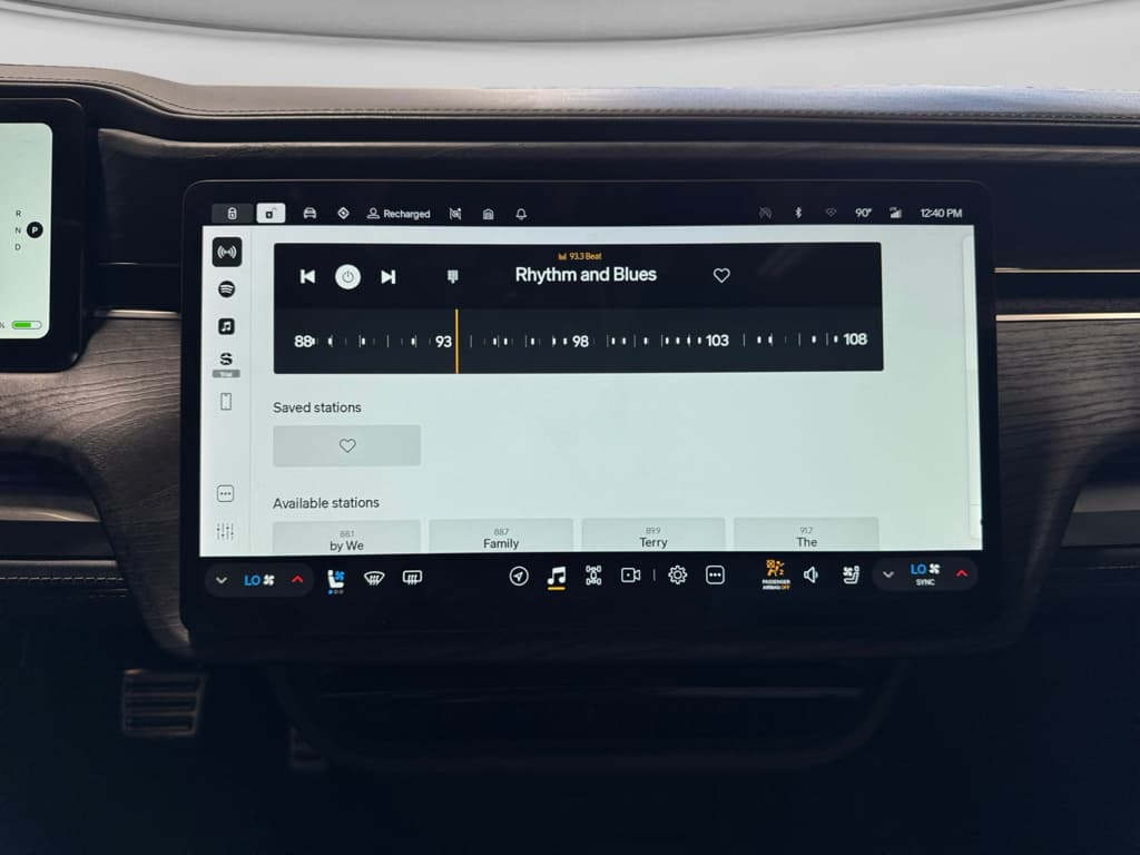 2023 Rivian R1S view 12