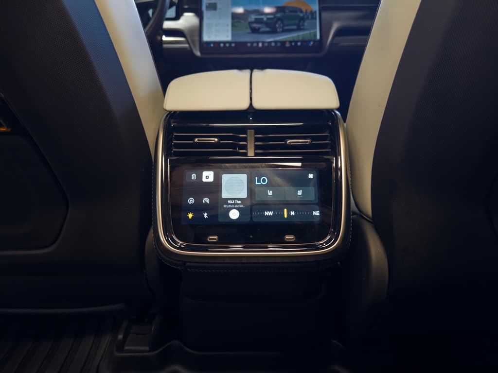 2023 Rivian R1S view 19