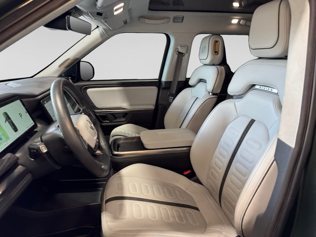 2023 Rivian R1S view 16