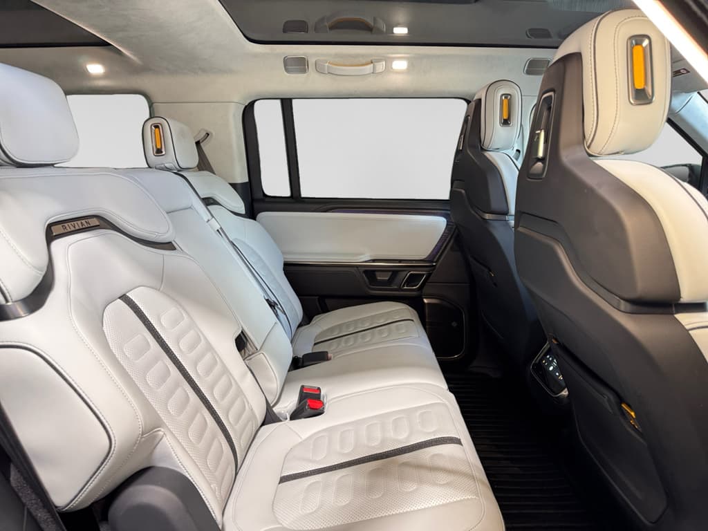 2023 Rivian R1S view 20