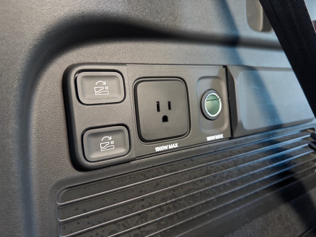 2023 Rivian R1S view 27