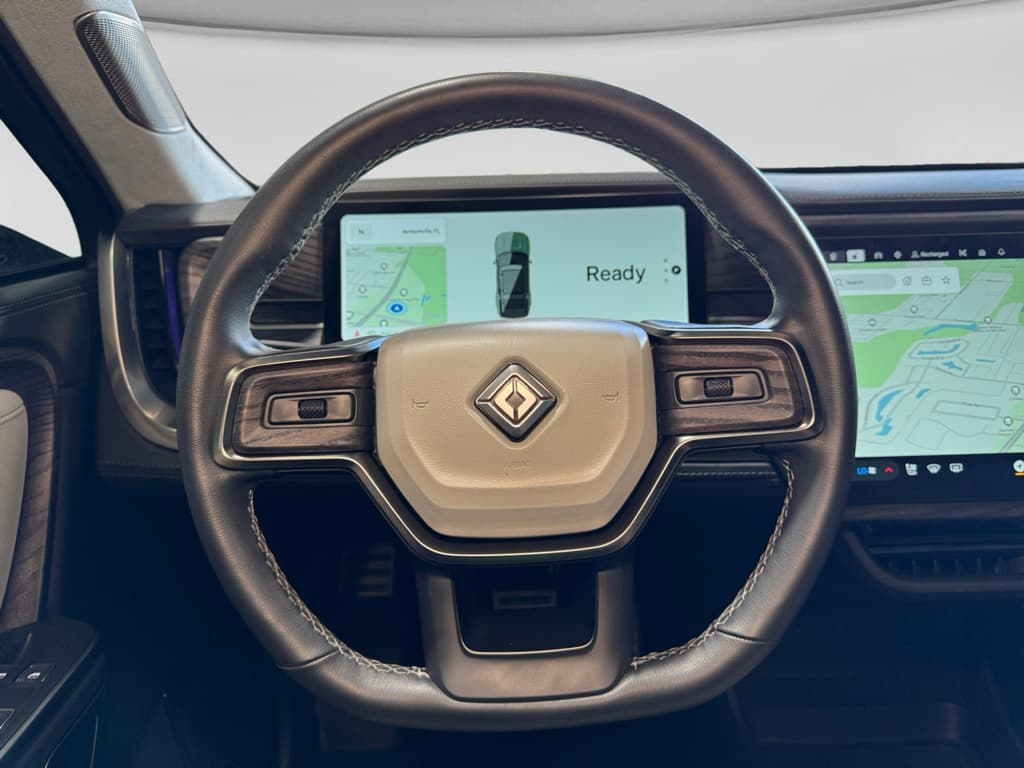 2023 Rivian R1S view 8