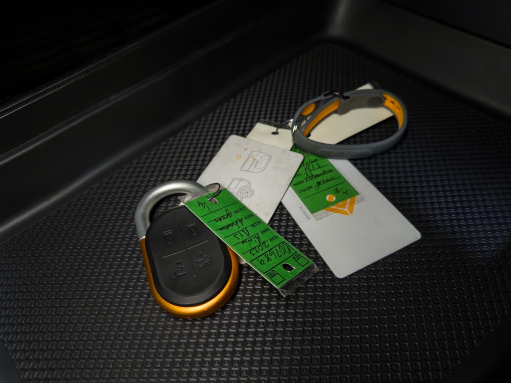 2023 Rivian R1S view 22