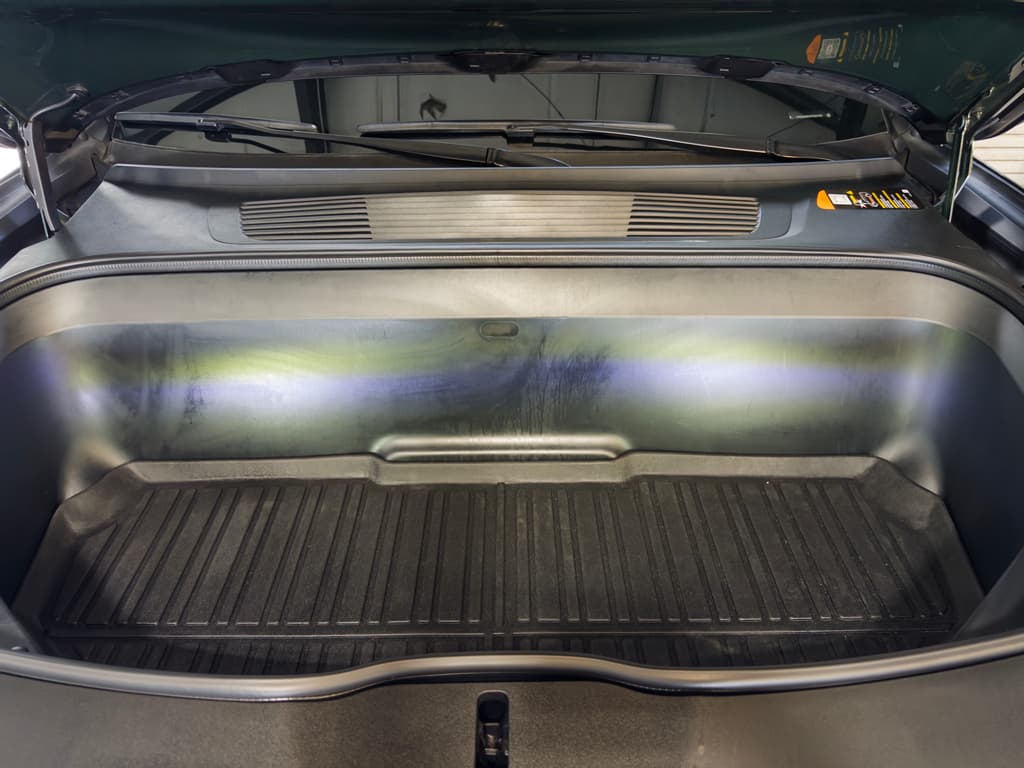 2023 Rivian R1S view 25