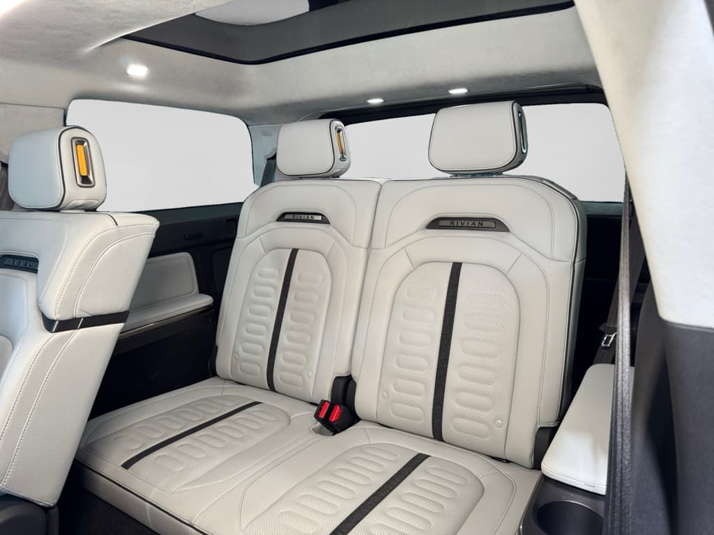 2023 Rivian R1S view 21