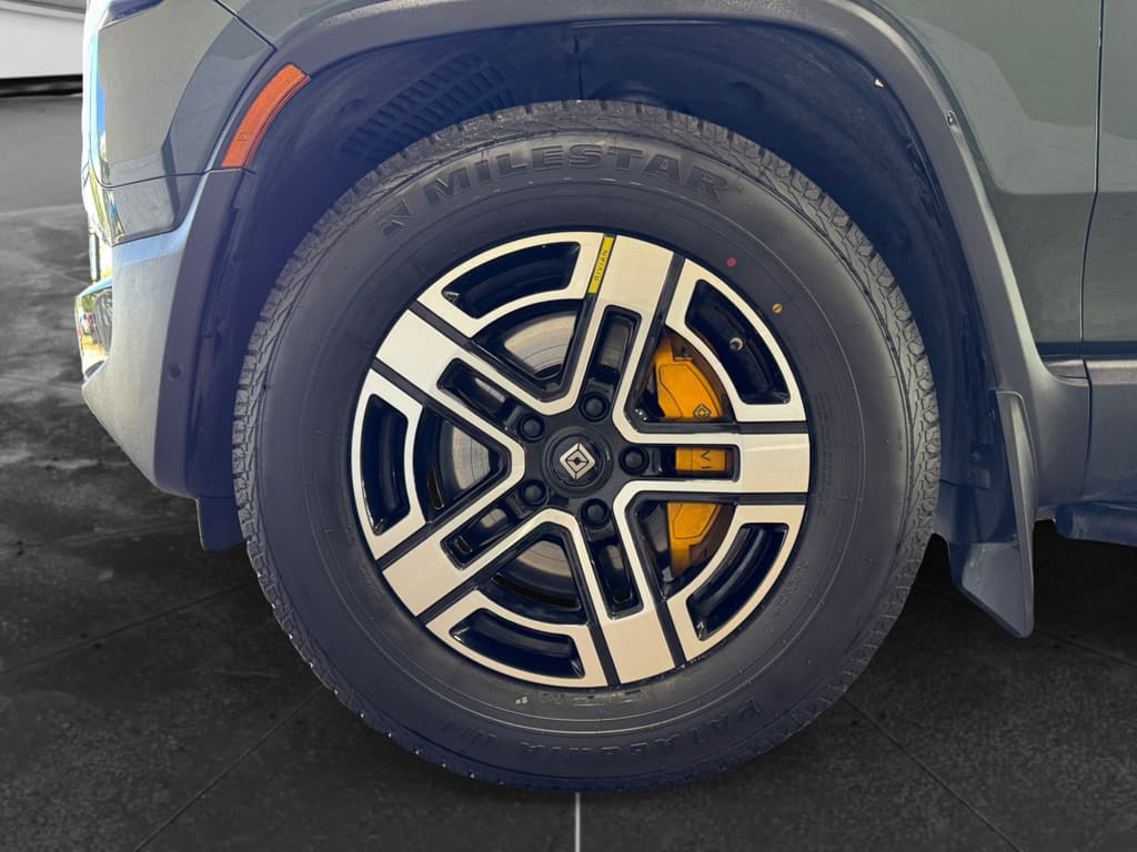 2023 Rivian R1S view 31